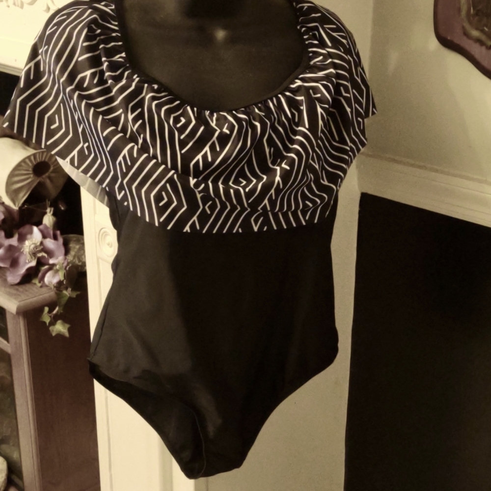 One piece Swimsuit size XL, Boutique